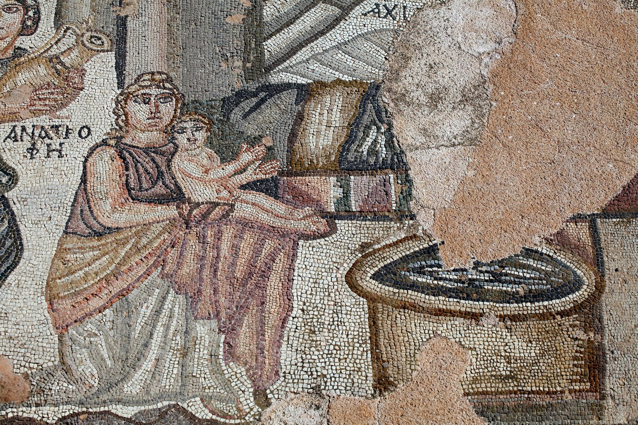 Representação do recém nascido Aquiles com sua enfermeira Anatrophe e Ambrosia, Símbolo da comida dos deuses e da imortalidade, trazendo água em um pote dourado - Detalhe do painel representando o primeiro banho de Aquiles - Mosaicos Paphos, Vila de Theseu de Unbekannt