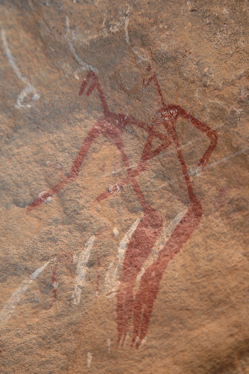 Rock Art, Pré-História: Pintura rupestre de duas personagens longilíneas num abrigo ornamentado nas Montanhas Uweinat, Sudão. Período de 8000 a 3000 anos antes de Cristo. Fotografia de Unbekannt