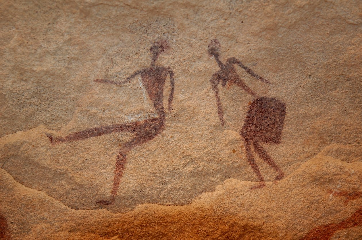 Arte rupestre, Pré-história: Detalhe de uma pintura rupestre de duas personagens (casal) num abrigo ornamentado, no maciço de Uweinat, Egipto. (Período de 8000 a 3000 anos a.C.). Fotografia de Unbekannt