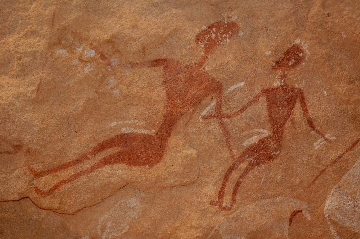 Arte rupestre, Pré-história: Detalhe de uma pintura rupestre de duas personagens num abrigo ornamentado, no maciço de Uweinat, Egipto. (Período de 8000 a 3000 anos a.C.). Fotografia de Unbekannt