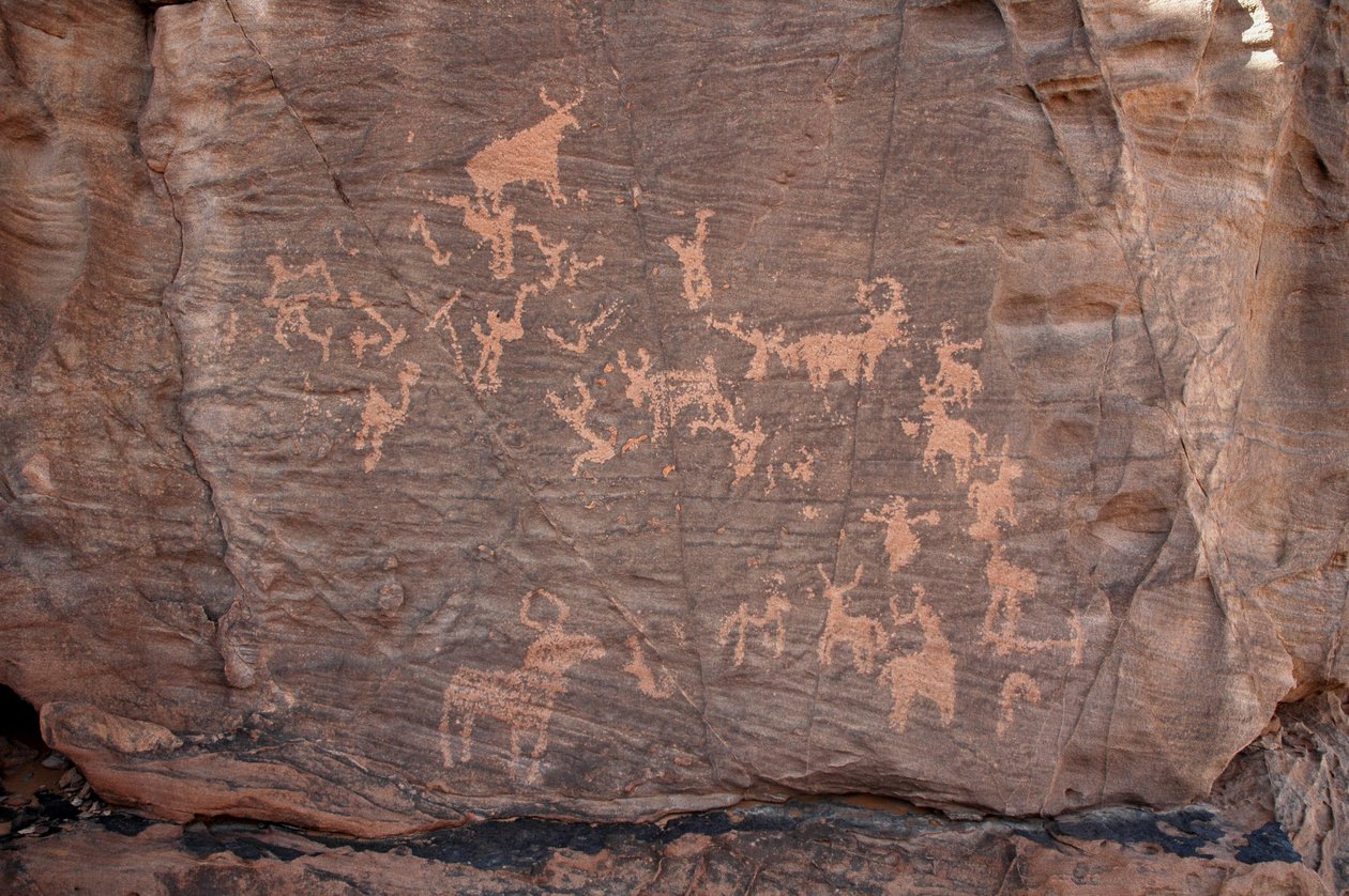 Arte rupestre, Pré-história: Gravura de um grupo de gado, avestruzes e personagens no maciço de Uweinat, Sudão (Karkur-Talh ou Karkur Talh). Período de 8000 a 3000 anos antes de Cristo. Fotografia de Unbekannt