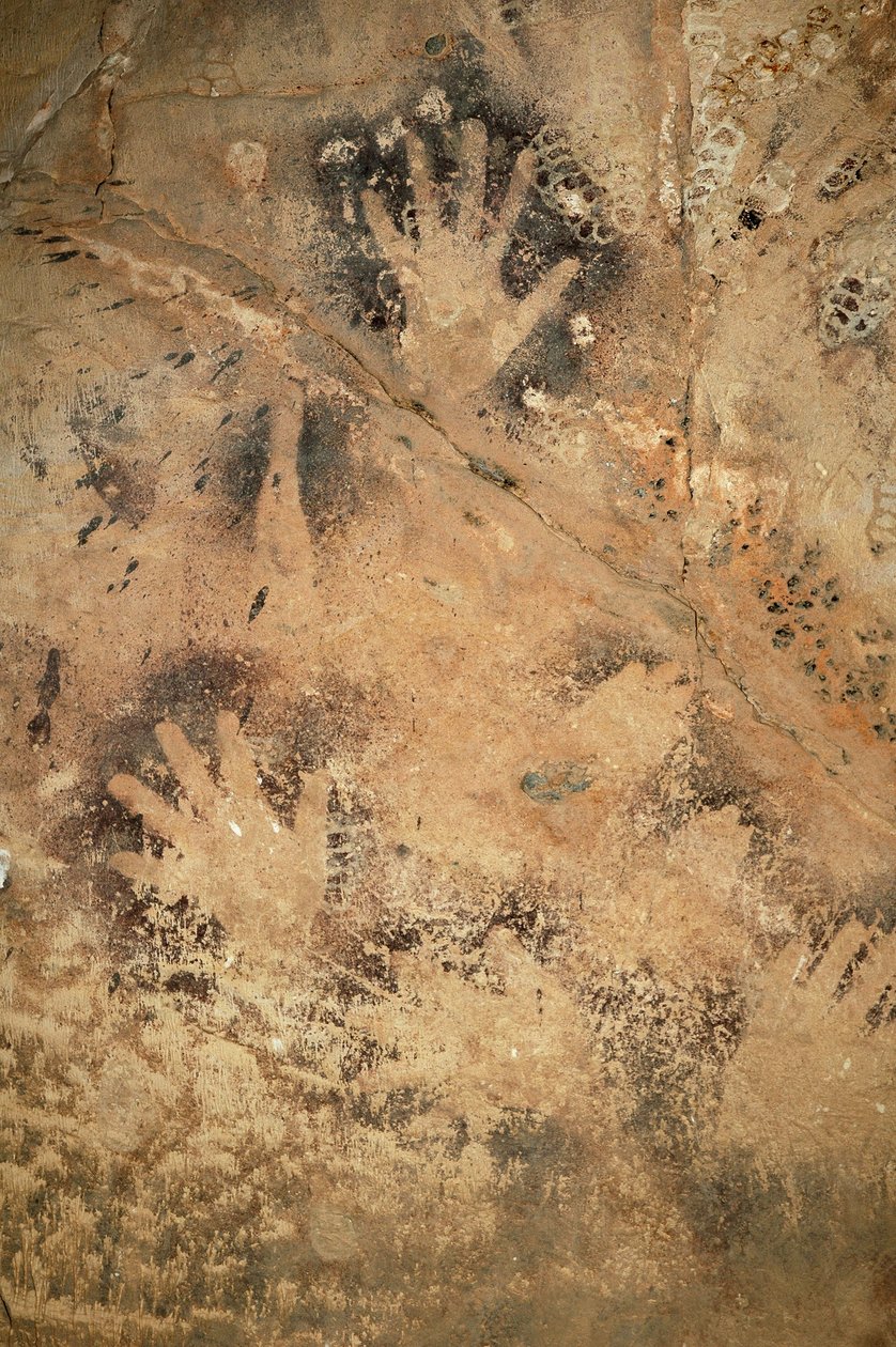 Arte rupestre, Pré-história: Mãos negativas em uma caverna de Ouadi el Obeyd no Deserto Branco, Egito. Período de 8000 a 3000 anos antes de Cristo. Fotografia de Unbekannt
