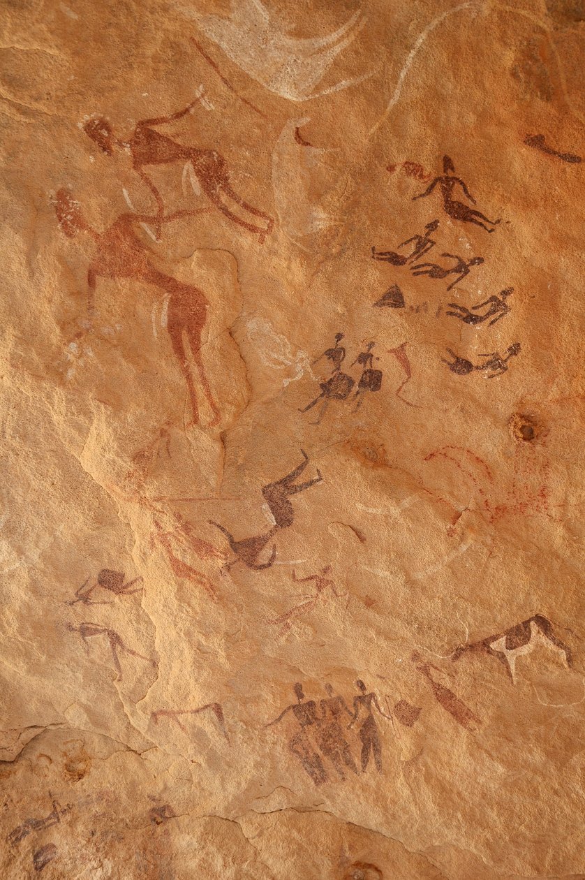 Arte rupestre, Pré-história: Pintura rupestre de um grande conjunto de personagens e gado num abrigo ornamentado, no maciço de Uweinat, Egipto. (Período de 8000 a 3000 anos a.C.). Fotografia de Unbekannt