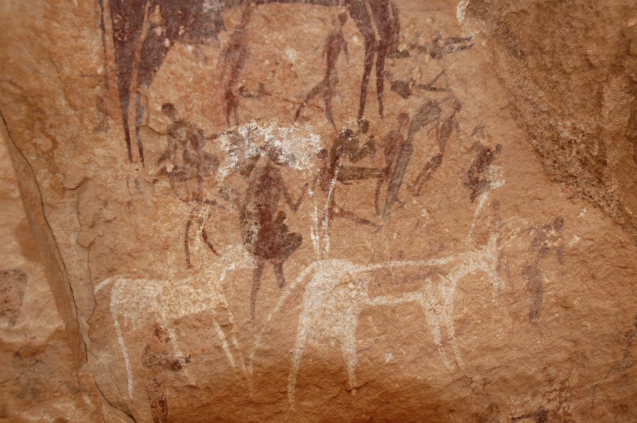 Arte rupestre, Pré-história: Pintura rupestre de personagens e vacas num abrigo ornamentado no maciço de Uweinat, Sudão (Karkur-Talh ou Karkur Talh). Período de 8000 a 3000 anos antes de Cristo. Fotografia de Unbekannt