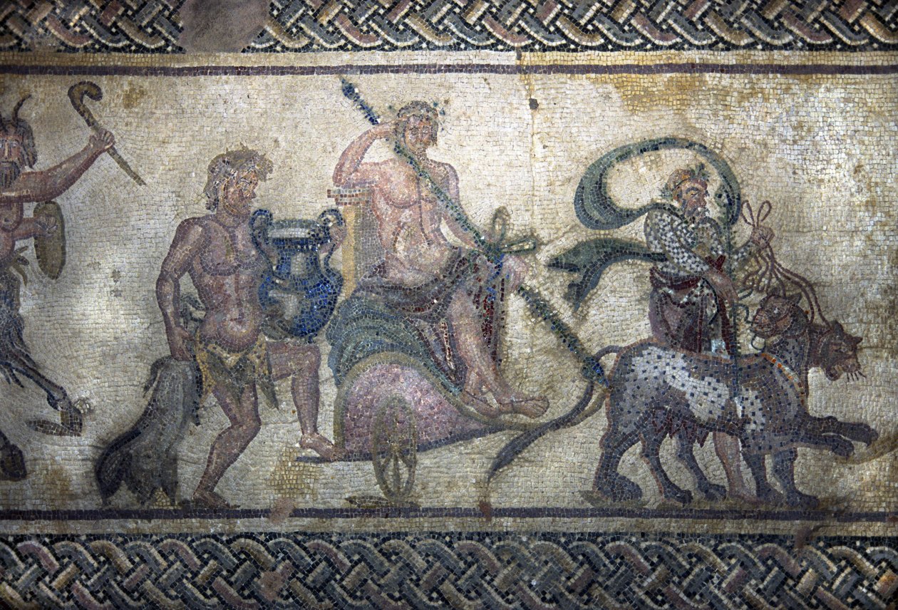Arte romana: o triunfo de Dionísio (Baco, Baco). O deus subiu a um tanque no centro. Usa uma coroa de louros e segura uma tirse (lança rodeada de hera com uma pinha no final). Duas panteras avançam na sua frente. Atrás do tanque, uma de Unbekannt