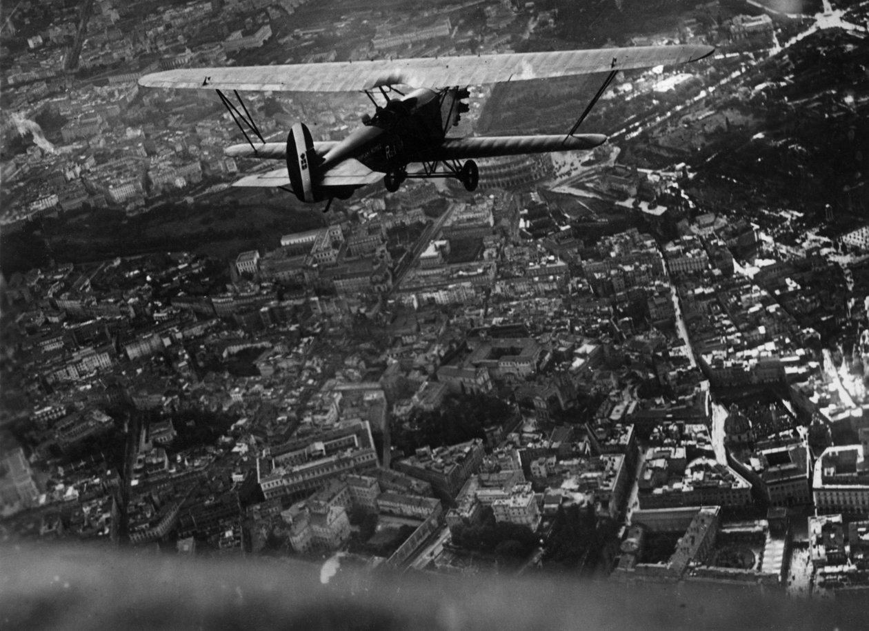 Roma (Itália), cerca de 1930: O Ministro Italo Balbo (1896-1940) sobrevoa a cidade a bordo de um biplano "Ro1" durante a manifestação aérea dada para a inauguração do Salon du Tourisme - Roma, Itália, cerca de 1930: Ministro da Aviação da Itália, It de William M. Timlin