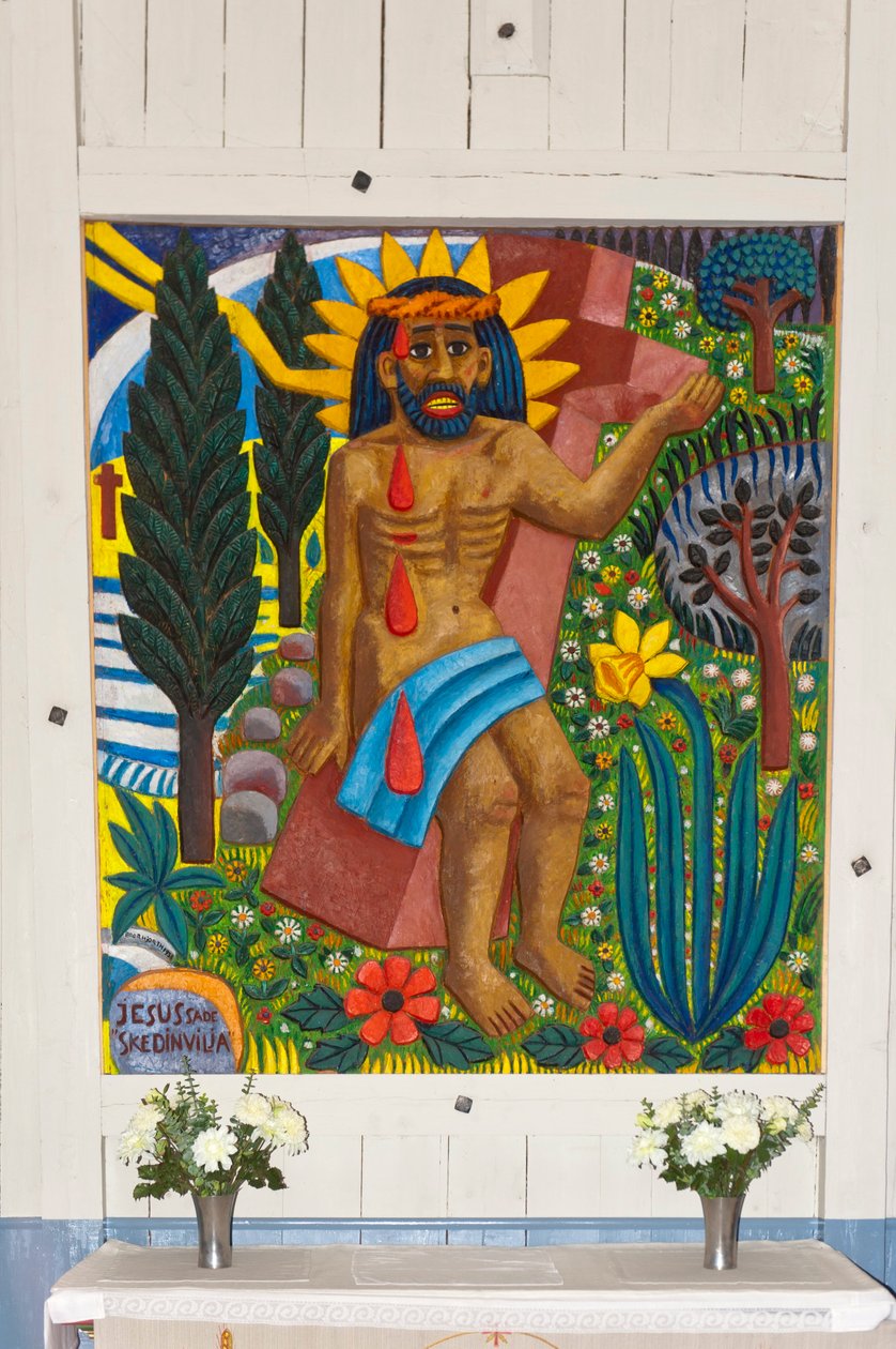 Arte Sami; Jesus Cristo; escultura em madeira colorida; retábulo Sami-cristão desenhado pelo artista Bror Hjort na igreja de madeira de Jukkasjaervi; Lapónia; Condado Norrbotten; Suécia; Escandinávia; Europa de Unbekannt