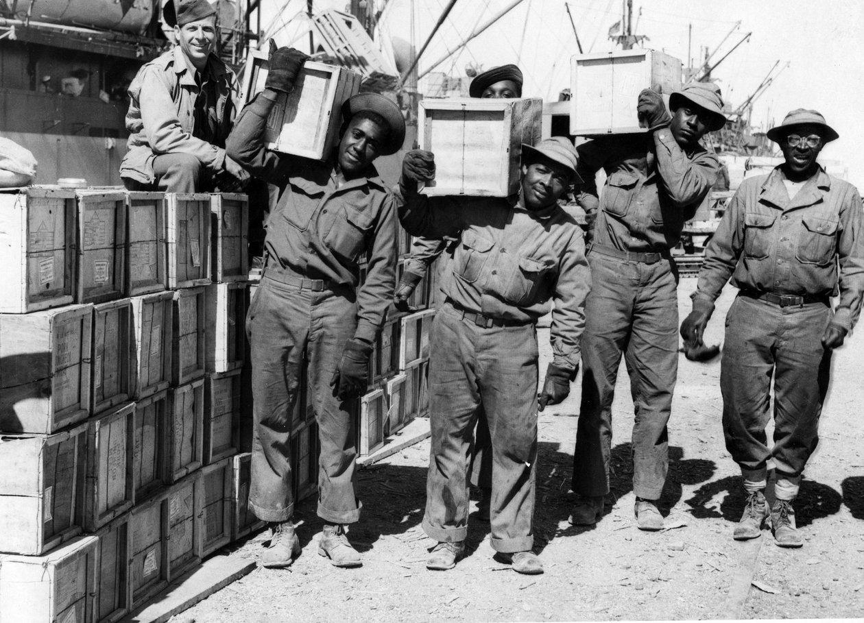 Segunda Guerra Mundial (1939-1945) - Oriente Médio Abril de 1943: Num porto, os membros de um Batalhão de Porto do Exército dos EUA descarregam equipamento militar afro-americano. de Unbekannt