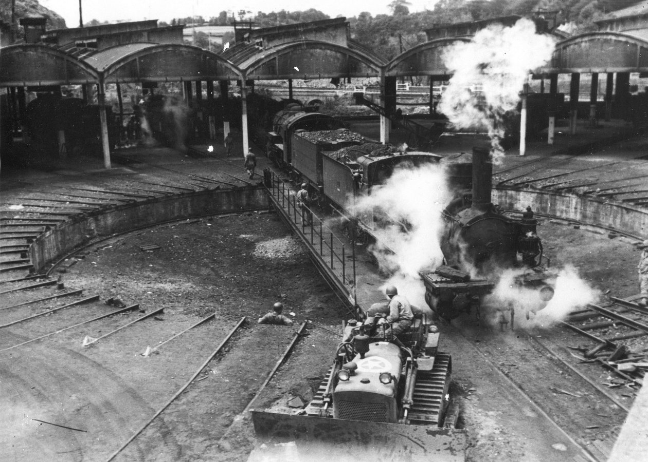 Segunda Guerra Mundial (1939-1945) - Segunda Guerra Mundial (II Guerra Mundial ou 2ª Guerra Mundial): Cherbourg (Manche) França, Julho de 1944: Soldados Genie do Exército dos EUA, assistidos por trabalhadores ferroviários franceses, restauram a rotunda fer de Unbekannt
