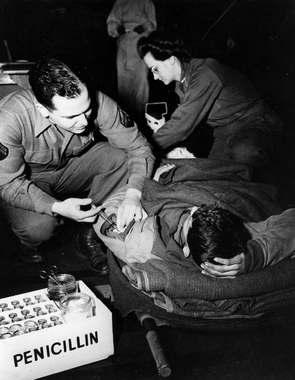 Segunda Guerra Mundial (1939-1945) - Segunda Guerra Mundial (II Guerra Mundial ou 2ª Guerra Mundial): Luxemburgo, Fevereiro de 1945: Num hospital de evacuação do exército americano, um médico (enfermeiro) administra penicilina a um soldado ferido para evit de Unbekannt