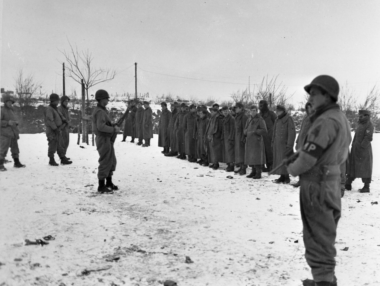 Segunda Guerra Mundial (1939-1945) - Segunda Guerra Mundial (II Guerra Mundial ou 2ª Guerra Mundial): Perto de Bastogne (Bélgica), 28 de Dezembro de 1944: Soldados alemães capturados pela 6ª DB US de Unbekannt