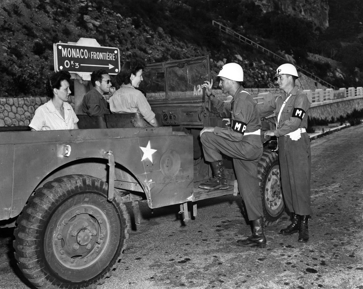 Segunda Guerra Mundial (1939-1945) - Segunda Guerra Mundial (II Guerra Mundial ou 2ª Guerra Mundial): Perto da Riviera Francesa do Mónaco, a 30 de Junho de 1945: Duas Wacs de licença e convidados da Área Recreativa da Riviera dos EUA (USRRA) discutem com d de Unbekannt