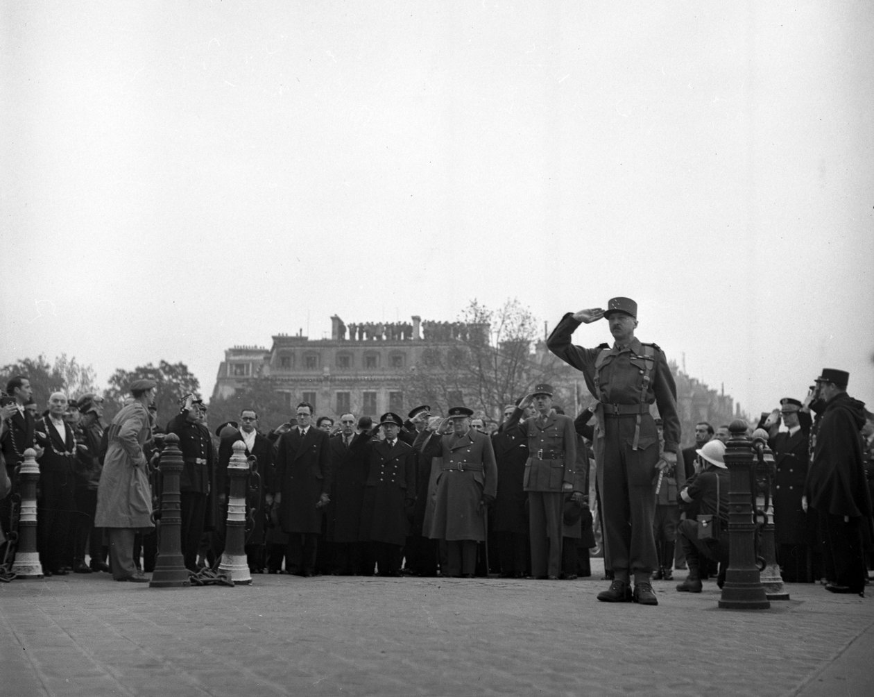 Segunda Guerra Mundial (1939-1945) - Segunda Guerra Mundial (II Guerra Mundial ou 2ª Guerra Mundial): Paris (França), 11 de Novembro de 1944: Durante a celebração do Armistício de 1918, o Primeiro Ministro britânico Winston Churchill e o General De Gaulle  de Unbekannt