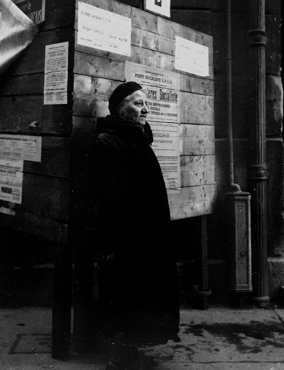 Segunda Guerra Mundial (1939-1945) - Segunda Guerra Mundial (II Guerra Mundial ou 2ª Guerra Mundial): Paris (França), 29 de Abril de 1945: Uma mulher parisiense envelheceu em frente aos painéis eleitorais durante as eleições municipais. Por decisão da CFLN de Unbekannt