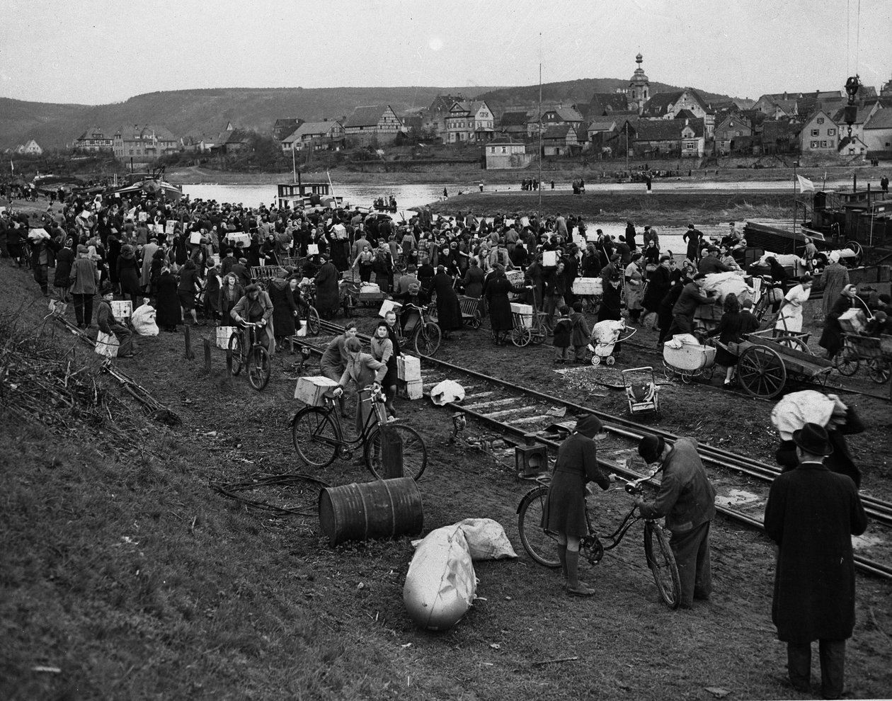 Segunda Guerra Mundial (1939-1945) - Segunda Guerra Mundial (II Guerra Mundial ou 2ª Guerra Mundial): Werthein (Alemanha) por volta de 29 de março de Unbekannt