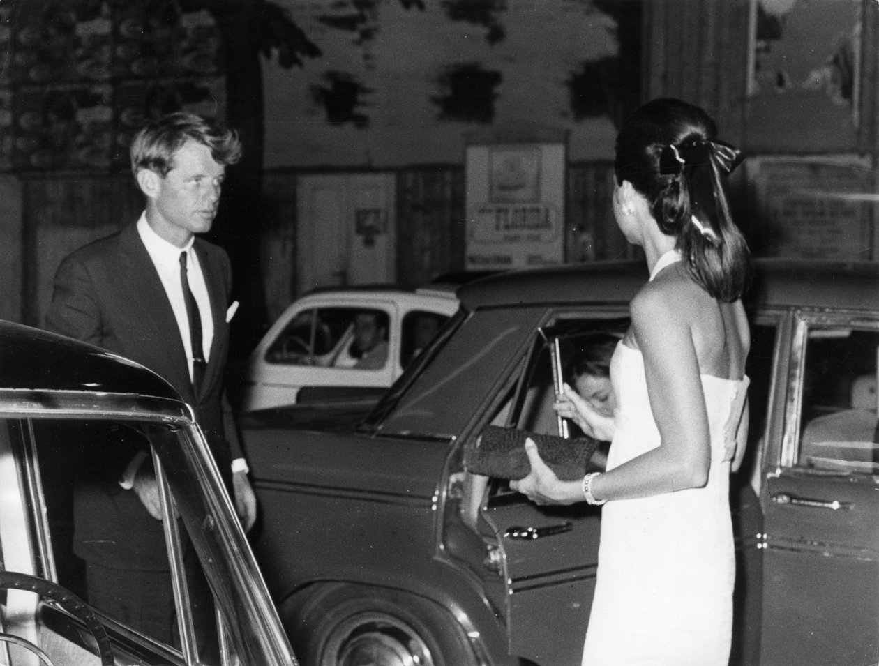 O Senador Robert Kennedy com a sua mulher. Via Veneto. Roma. 1966. de Unbekannt