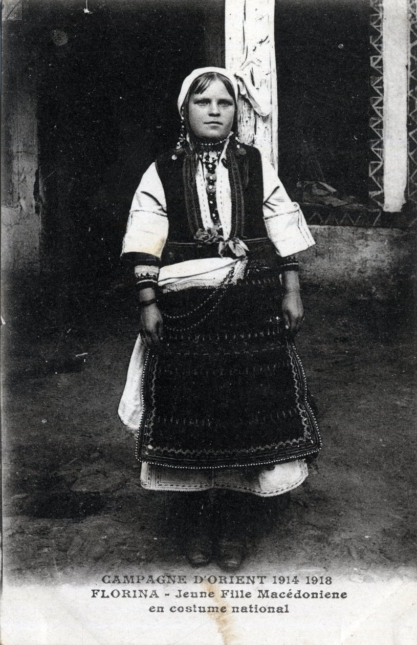 Sérvia, Florina: Retrato de uma menina macedónia em traje nacional - Cartão Postal 1914-1918 de William M. Timlin