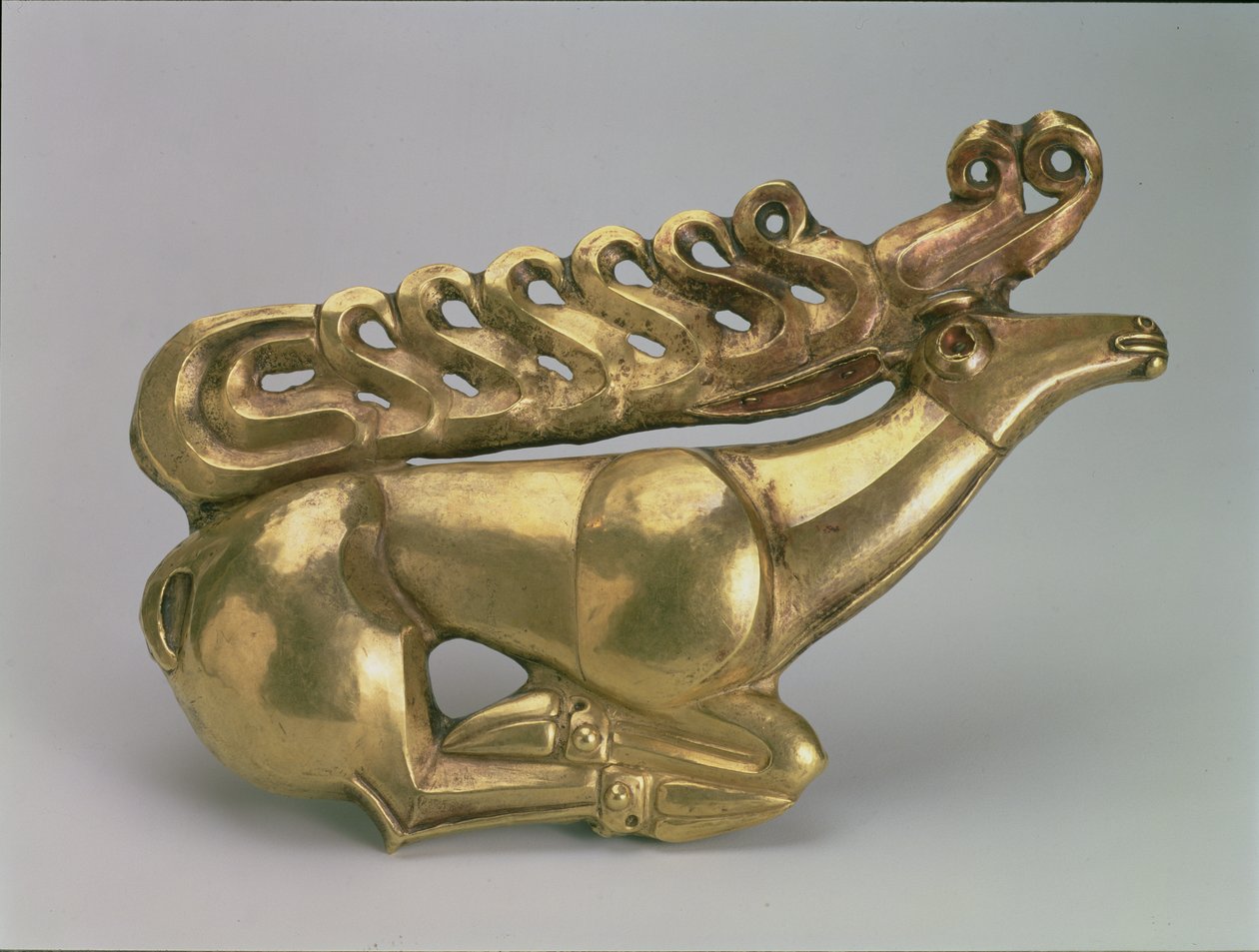 Emblema do escudo na forma de um veado reclinado, Scythian, final do século VII a.C. (ouro) de Unbekannt