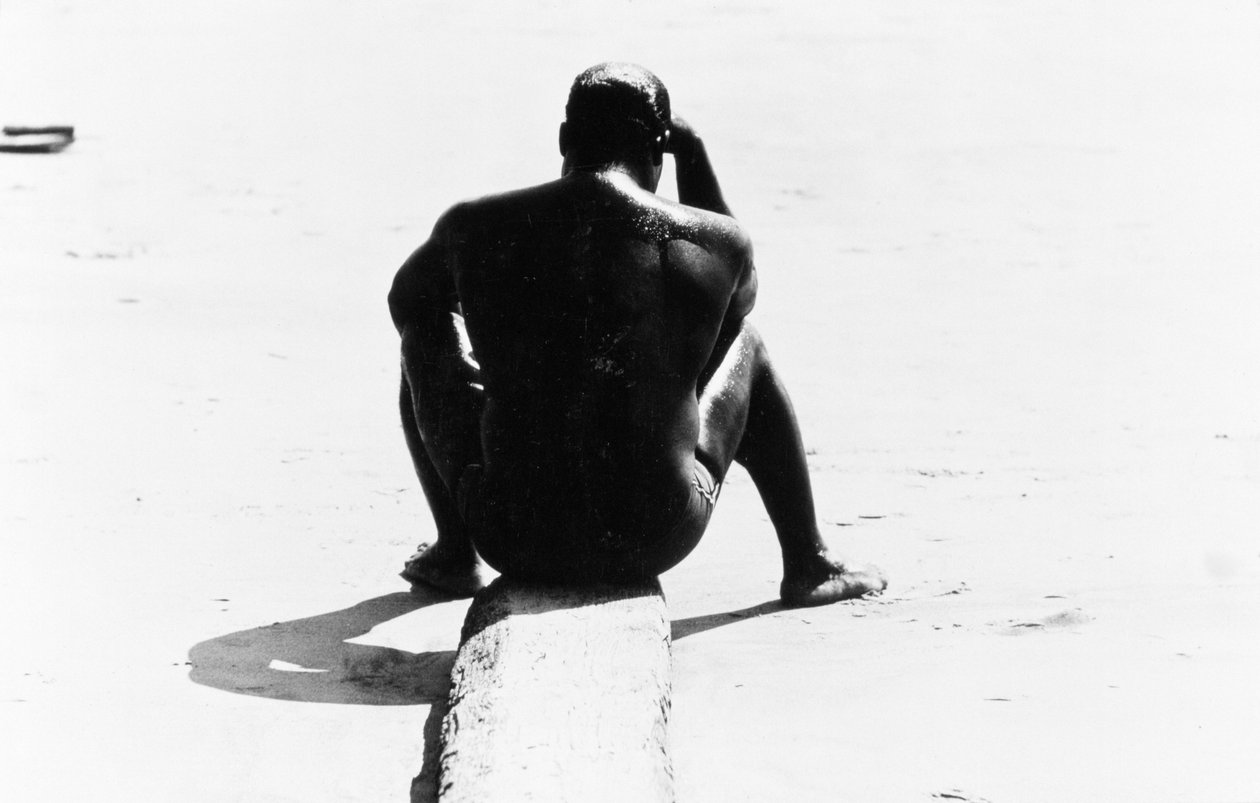 Homem sentado sem camisa em Coney Island, Sem título 32, c.1953-64 (fotografia a preto e branco) de Unbekannter Künstler