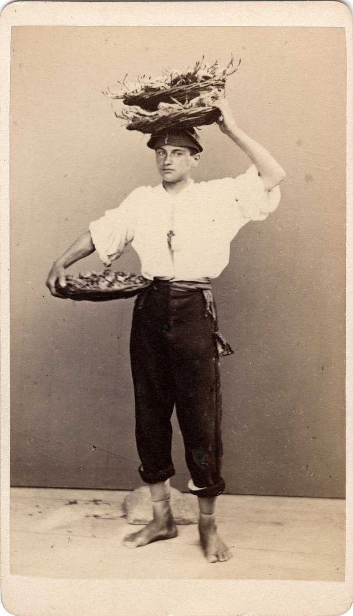 Pequeno metier; um jovem segurando cestas de vime, Veneza. Século XIX Imprimir em cartão Dim. 6x10,5 cm de Unbekannt