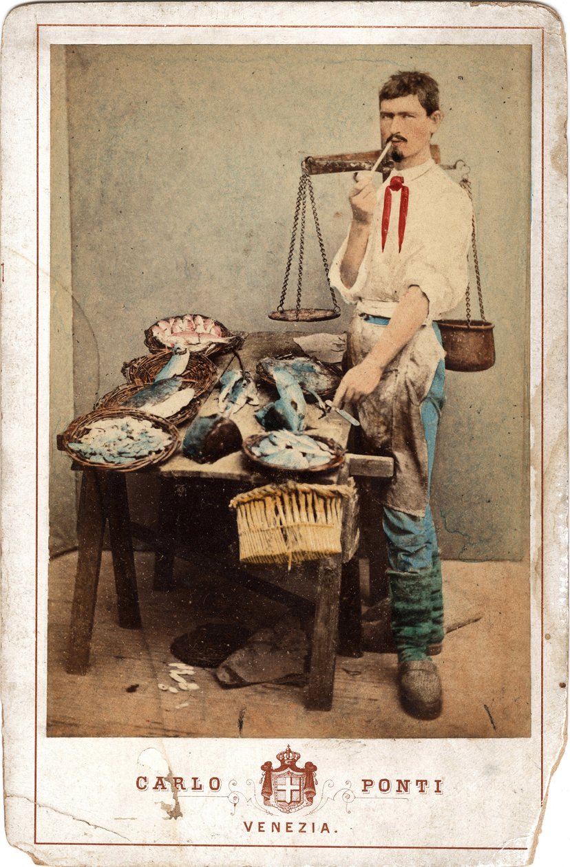 Pequenos metiers: retrato de um pescador, perto da sua carga de peixe, Veneza. Século XIX Imprimir em papelão Dim. 11x16,5 cm de Unbekannt