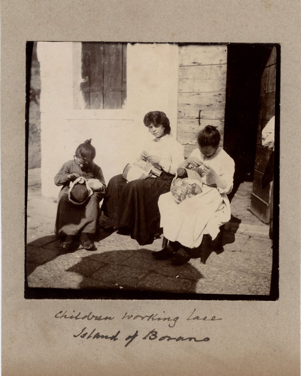 Pequenos metiers: jovens raparigas a trabalhar croché (bordadeiras) na ilha de Burano, Veneza. Século XIX Imprimir em papelão Dim. 9x9 cm de Unbekannt