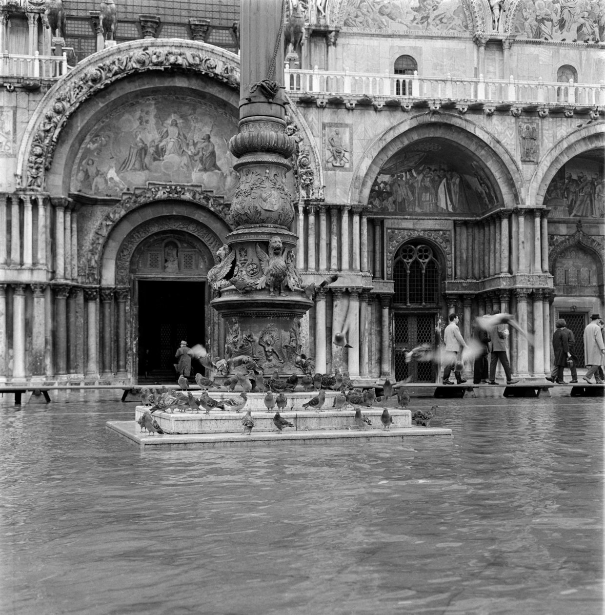 Praça de São Marcos durante as cheias em Veneza (fenomene de l