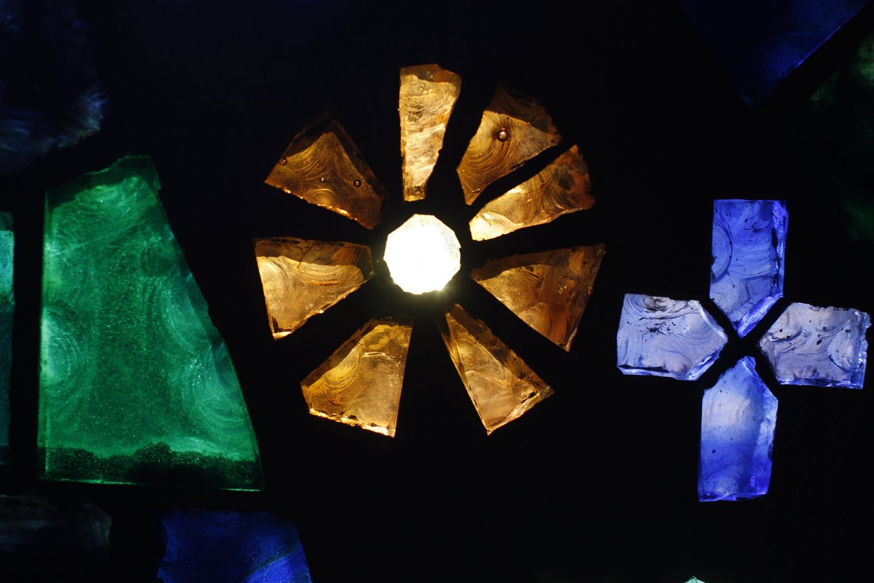 Vidro manchado na igreja de Notre-Dame de Consolation, Hyeres, França de Unbekannt
