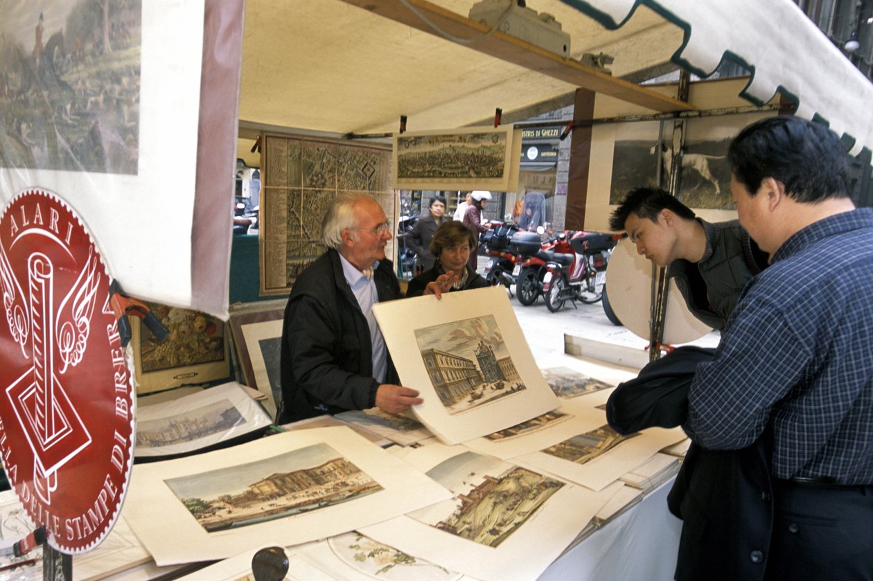Stall vendendo impressões digitais, Piazza del Carmine, Milão, Lombardia, Itália de Unbekannt