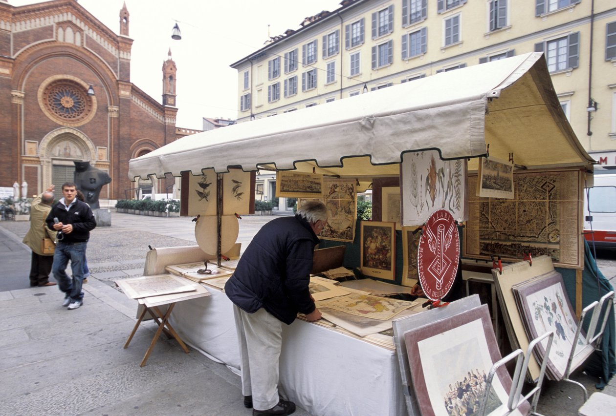 Stall vendendo impressões digitais, Piazza del Carmine, Milão, Lombardia, Itália de Unbekannt