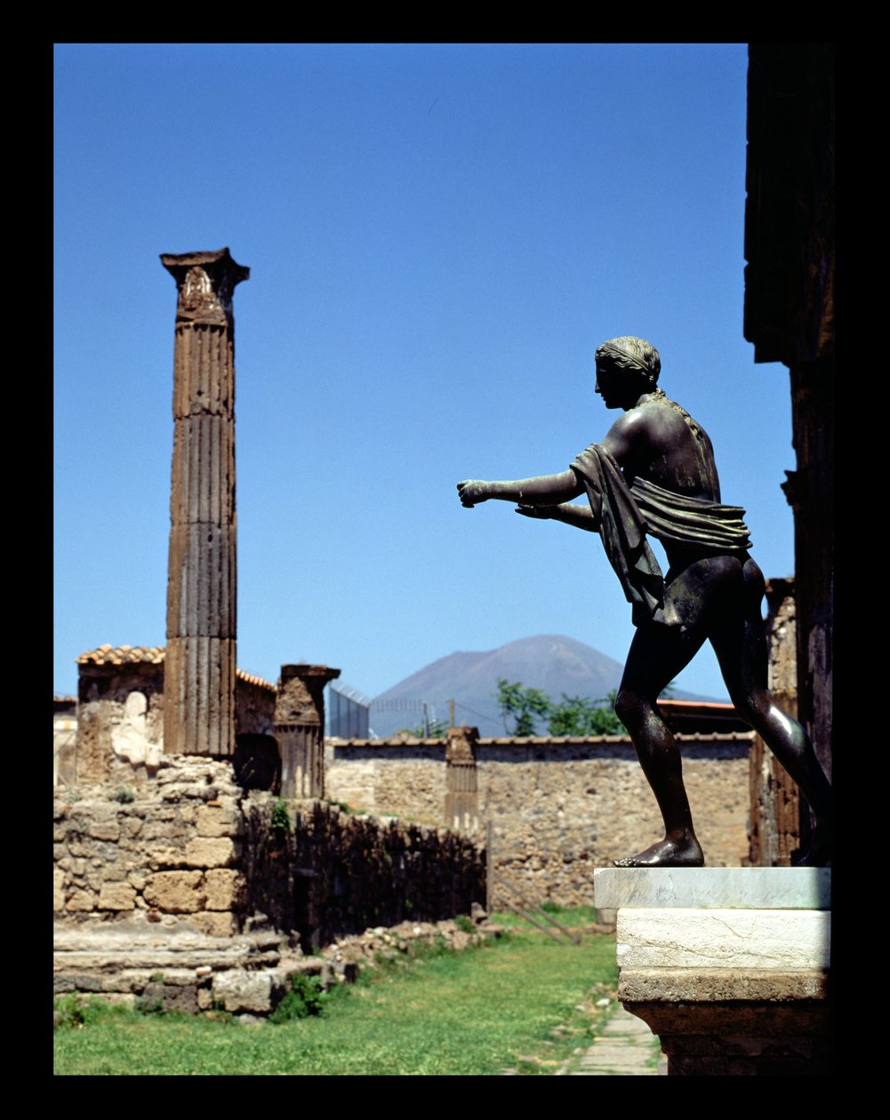 Estátua de Apolo, do Templo de Apolo, com o Vesúvio ao fundo (foto) de Unbekannt