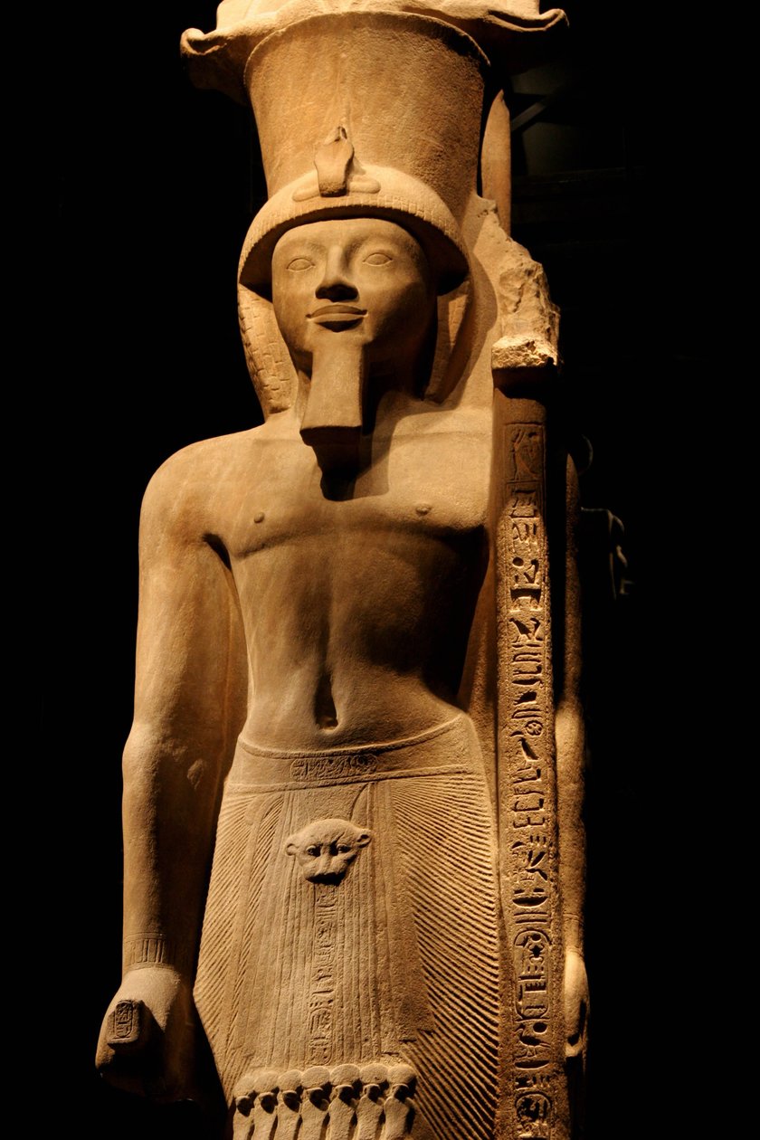 Estátua do faraó Sethi II (Seti ou Sety) (1200-1194 a.C.) da 19ª dinastia em gres cor-de-rosa, ostenta um cetro com o símbolo do deus Amon, Museu Egípcio de Turim. de Unknown