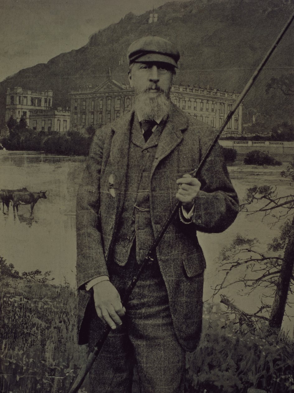 Retrato de estúdio do 8º Duque de Devonshire em tweeds segurando a cana de pesca em frente a uma tela impressa retratando Chatsworth de William M. Timlin