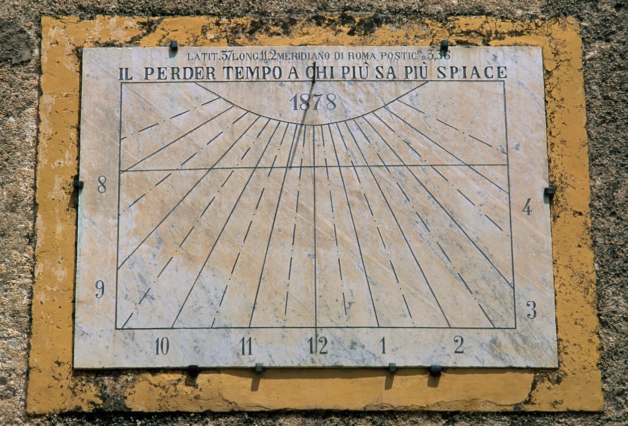 Relógio de sol, parede lateral da Igreja de Maria Santissima Assunta, Palazzo Adriano, Sicília, Itália de Benjamin Baud