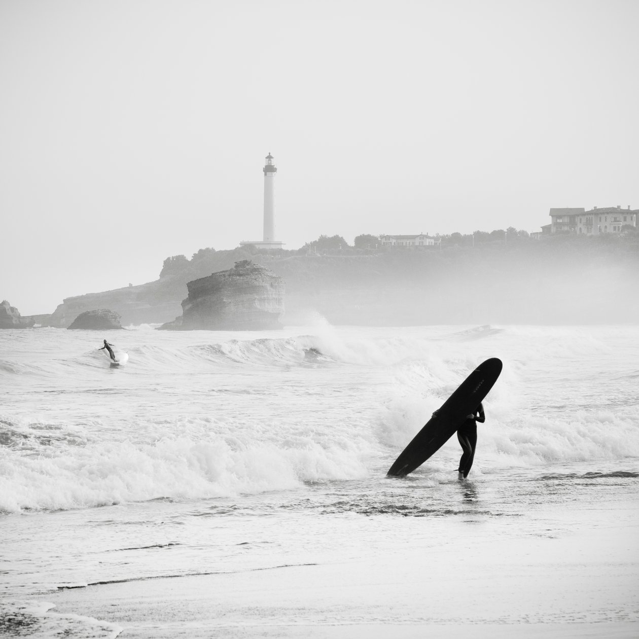 Surf em Grand Plage, França, 2012 (foto a p/b) de Leopold Blonder