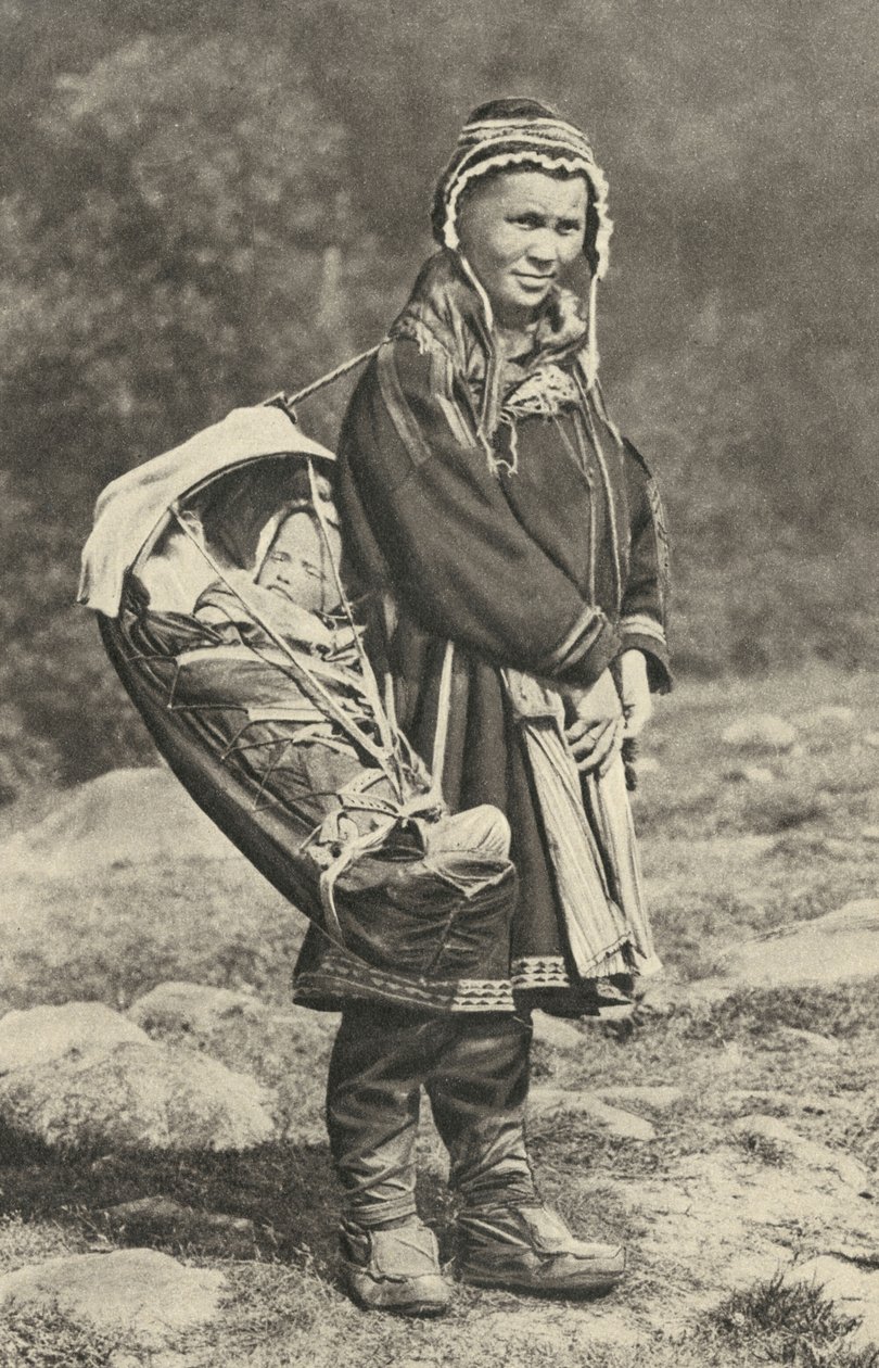Suécia. Mulher de colo carregando seu bebê em um berço de pele de rena. 1920 de Unbekannt