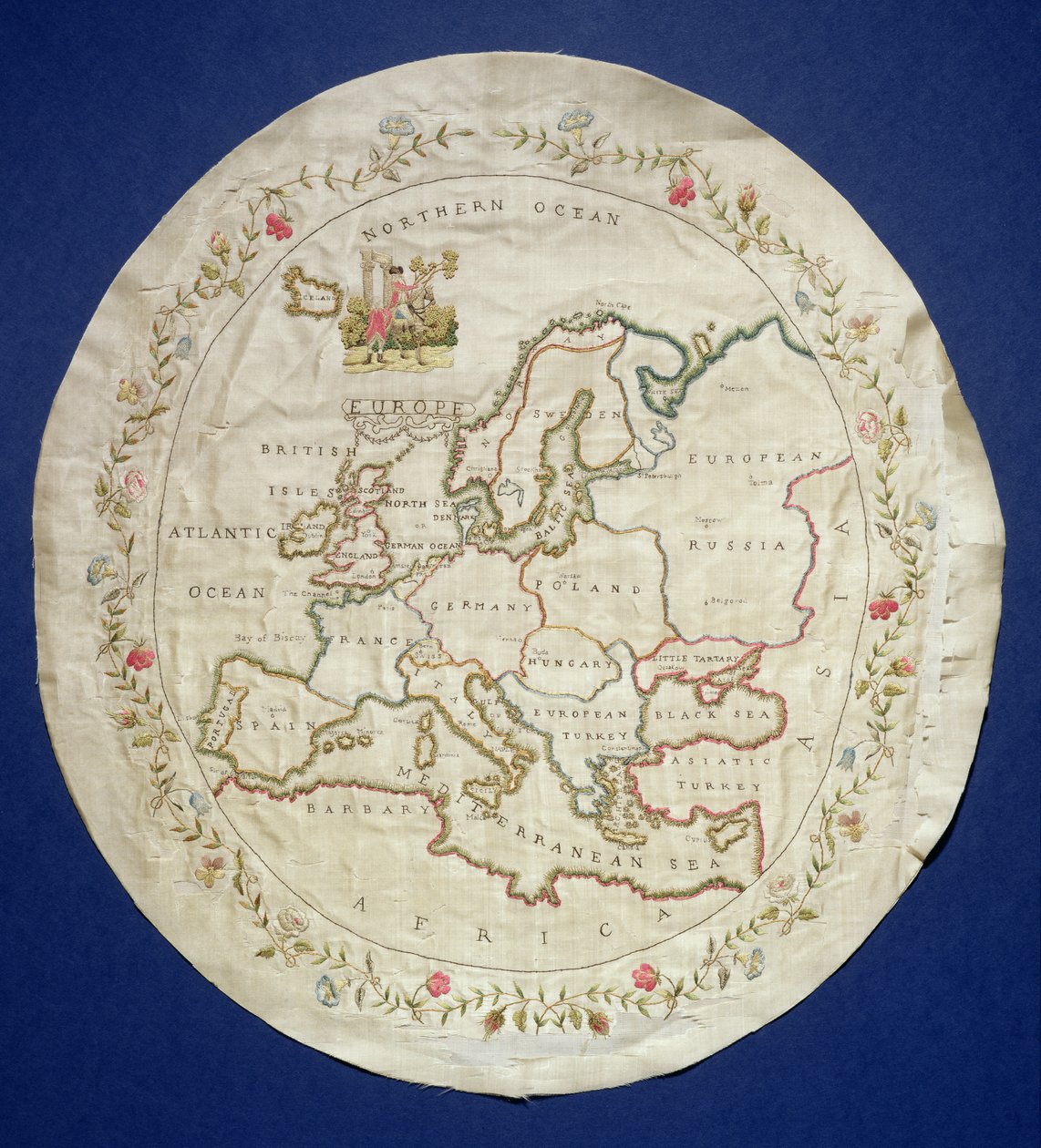 Amostra T.142-1938 mostrando um mapa da Europa, inglês, final do século 18 (fios de seda coloridos em seda) de Unbekannt