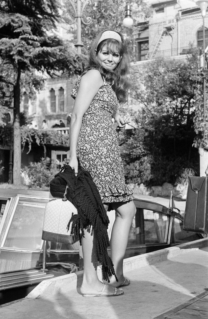 A ATRIZ CLAUDIA CARDINALE NO FESTIVAL INTERNACIONAL DE CINEMA EM VENEZA LIDO - 1965 de Unbekannt