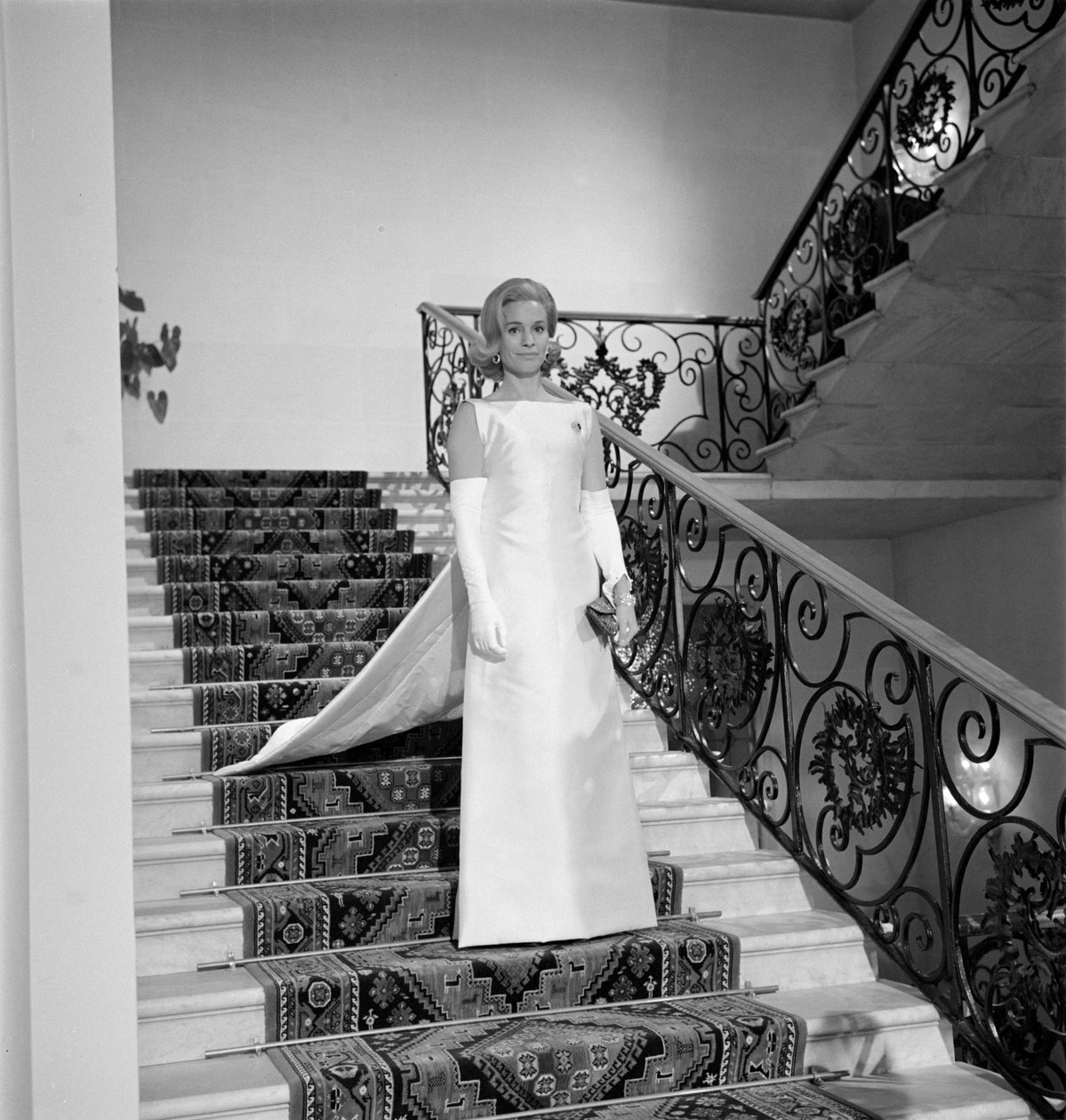A ATRIZ INGRID THULIN NO SET DO FILME "AGOSTINO" DIRIGIDO POR MAURO BOLOGNINI EM VENEZA - 1962 de Unbekannt