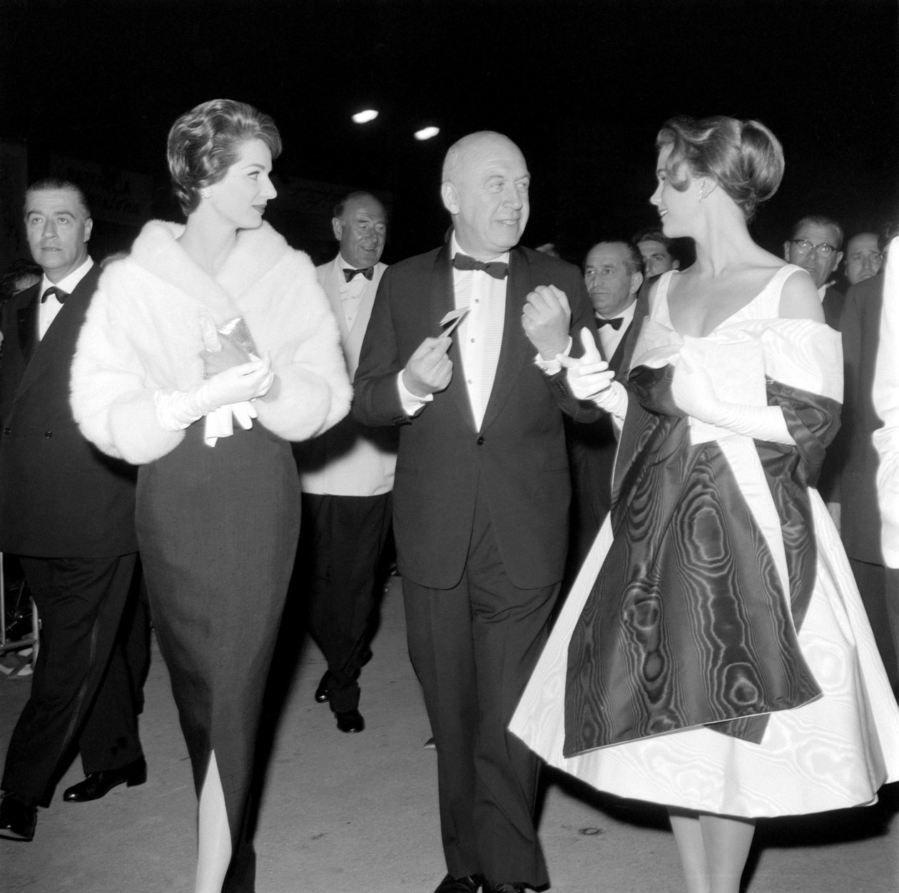 A ATRIZ LEE REMICK COM O DIRETOR OTTO PREMINGER E SUA ESPOSA HOPE BRYCE NO FESTIVAL INTERNACIONAL DE CINEMA EM VENEZA LIDO - 1959 de Unbekannt