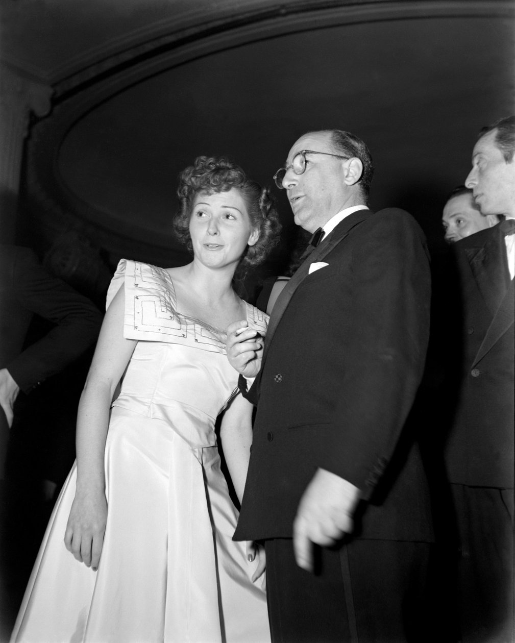 O DIRETOR MARIO CAMERINI COM A ATRIZ CARLA DEL POGGIO NA "GALA DO CINEMA ITALIANO" EM ROMA - 1949 de Unbekannt
