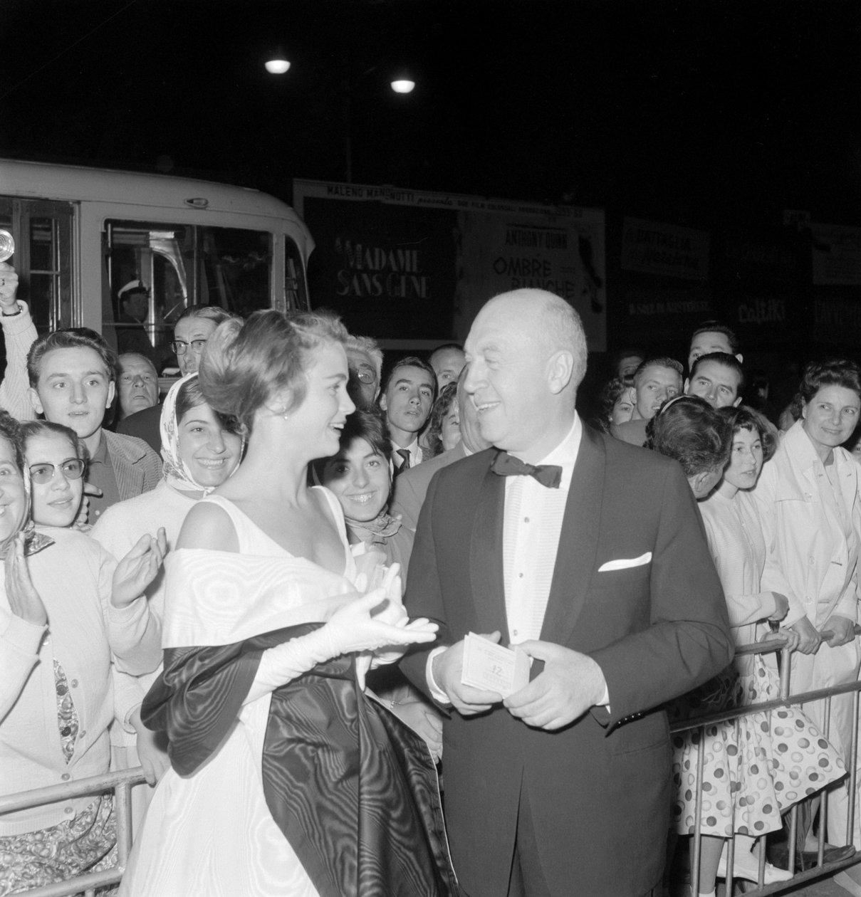 O DIRETOR OTTO PREMINGER COM A ATRIZ LEE REMICK NO FESTIVAL INTERNACIONAL DE CINEMA EM VENEZA LIDO - 1959 de Unbekannt