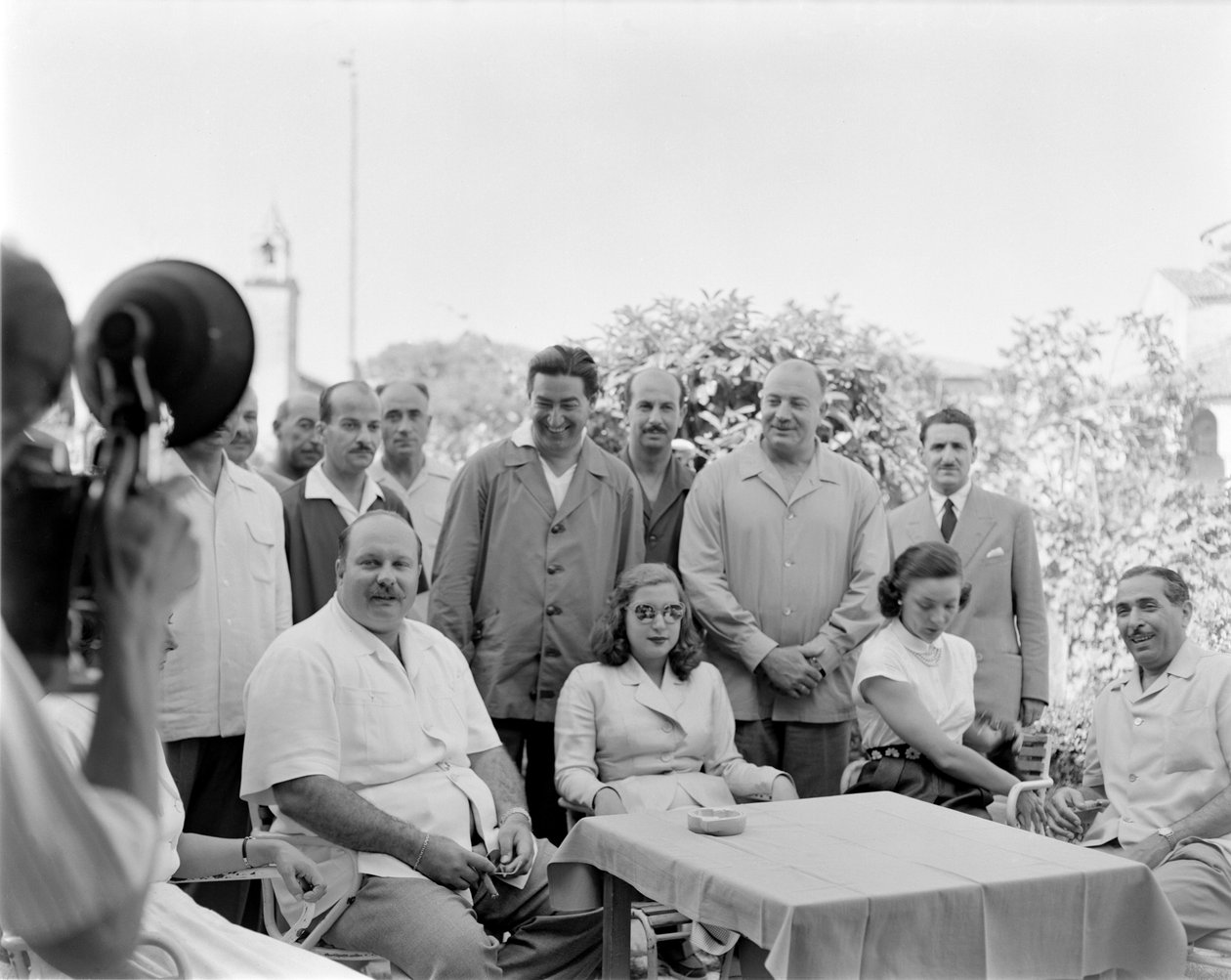 O REINO FARUK DE AEGYPT (Farouk I do Egito, Farouk I do Egito) COM A SUA FAMÍLIA NA LOCANDA CIPRIANI EM TORCELLO (VENICE) - 1951 de Unbekannt