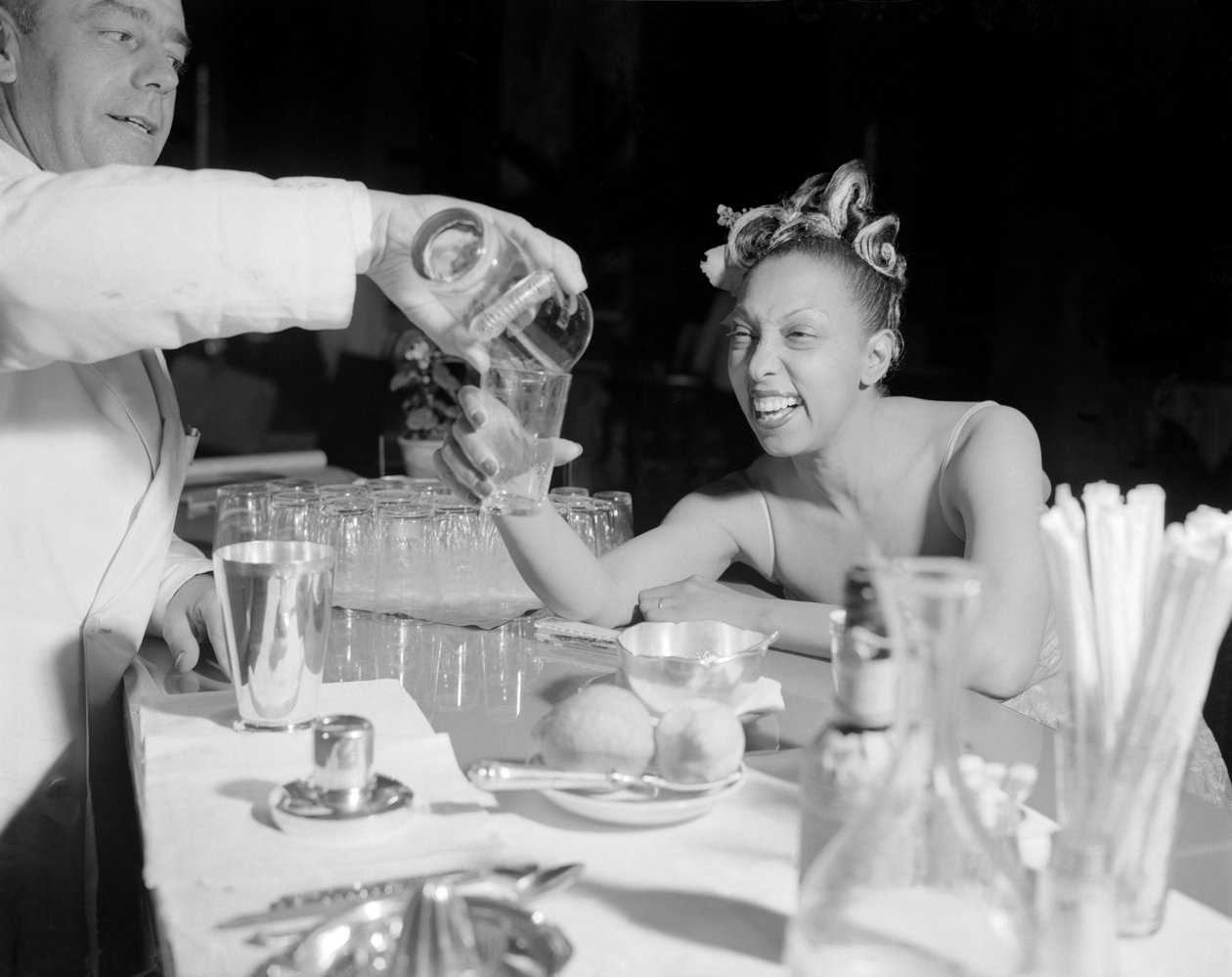 O CANTOR E DANÇARINO POP JOSEPHINE BAKER NO FESTIVAL INTERNACIONAL DE CINEMA DE VENEZA LIDO - 1948 de Unbekannt