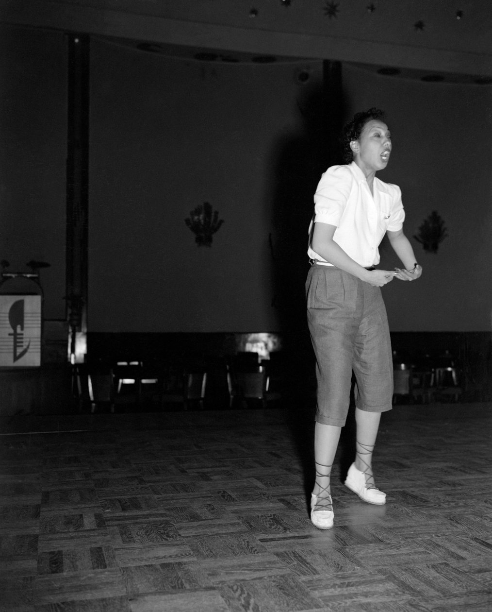 O CANTOR E DANÇARINO POP JOSEPHINE BAKER NO FESTIVAL INTERNACIONAL DE CINEMA DE VENEZA LIDO - 1948 de Unbekannt