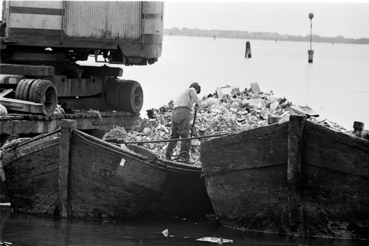 O SACCA San BIAGIO EM GIUDECCA (VENICE): ilha da lagoa onde se acumulam os aterros sanitários de Veneza, habitantes. 1965 de Unbekannt