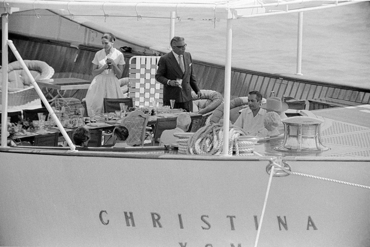 O CONSTRUIDOR DE NAVIOS ARISTOTELIS (aristocrata) ONASSIS E O ESTATESTADOR DA IGREJA WINSTON COM A SUA VEZ NO YACHT "CHRISTINA" EM VENEZ - 1960 de Unbekannt