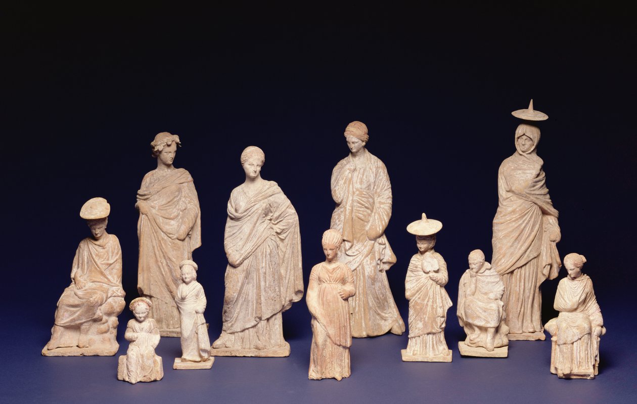 Grupo Tanagra: Figuras em pé e sentadas, Sótão, Ásia Menor, século IV a.C. (terracota) de Unbekannt