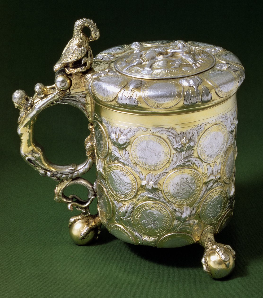Conjunto Tankard ou Munzhumpen com moedas "thaler" saxônicas (datadas de 1547-1602) feito por Daniel Dankmeyer de Mittau, Estados balcânicos, c.1705 (parcela gilt) de Unbekannt