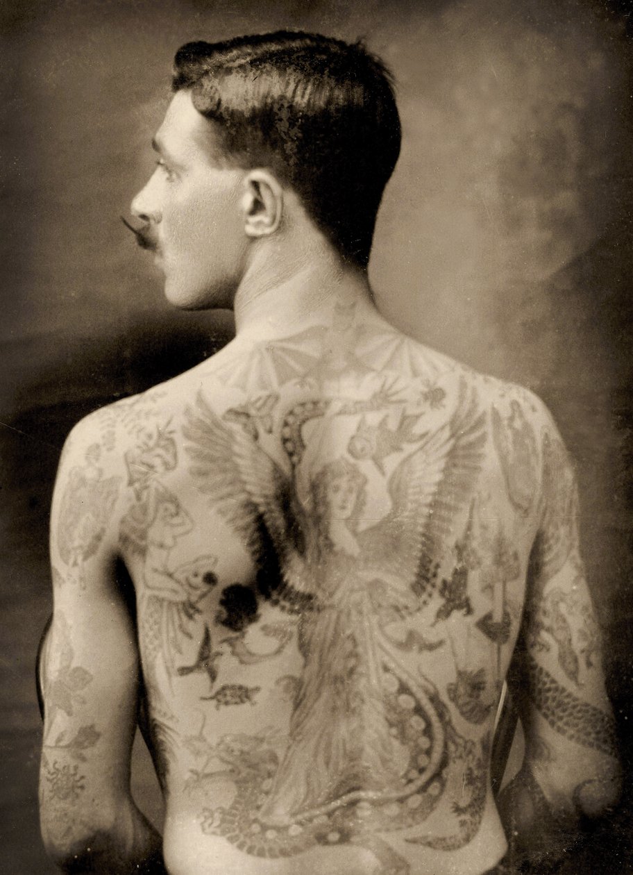 Marinheiro britânico tatuado durante a Grande Guerra de 1914-18 (vista traseira) (fotografia a preto e branco) (ver também 473188) de Unbekannter Künstler